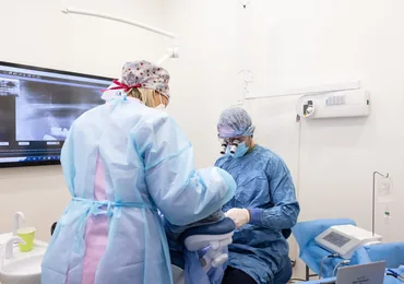 L'équipe al lavoro in una sala operativa dello studio di Castelfranco di Sotto