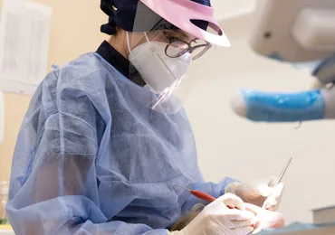 Seduta di trattamento nello studio dentistico di Castelfranco di Sotto