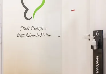 L'ingresso dello studio dentistico di Castelfranco di Sotto, in Via Posarelli