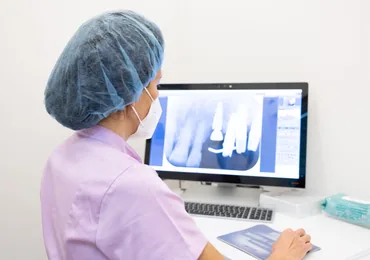 Lettura di una radiografia endorale nello studio di Castelfranco di Sotto