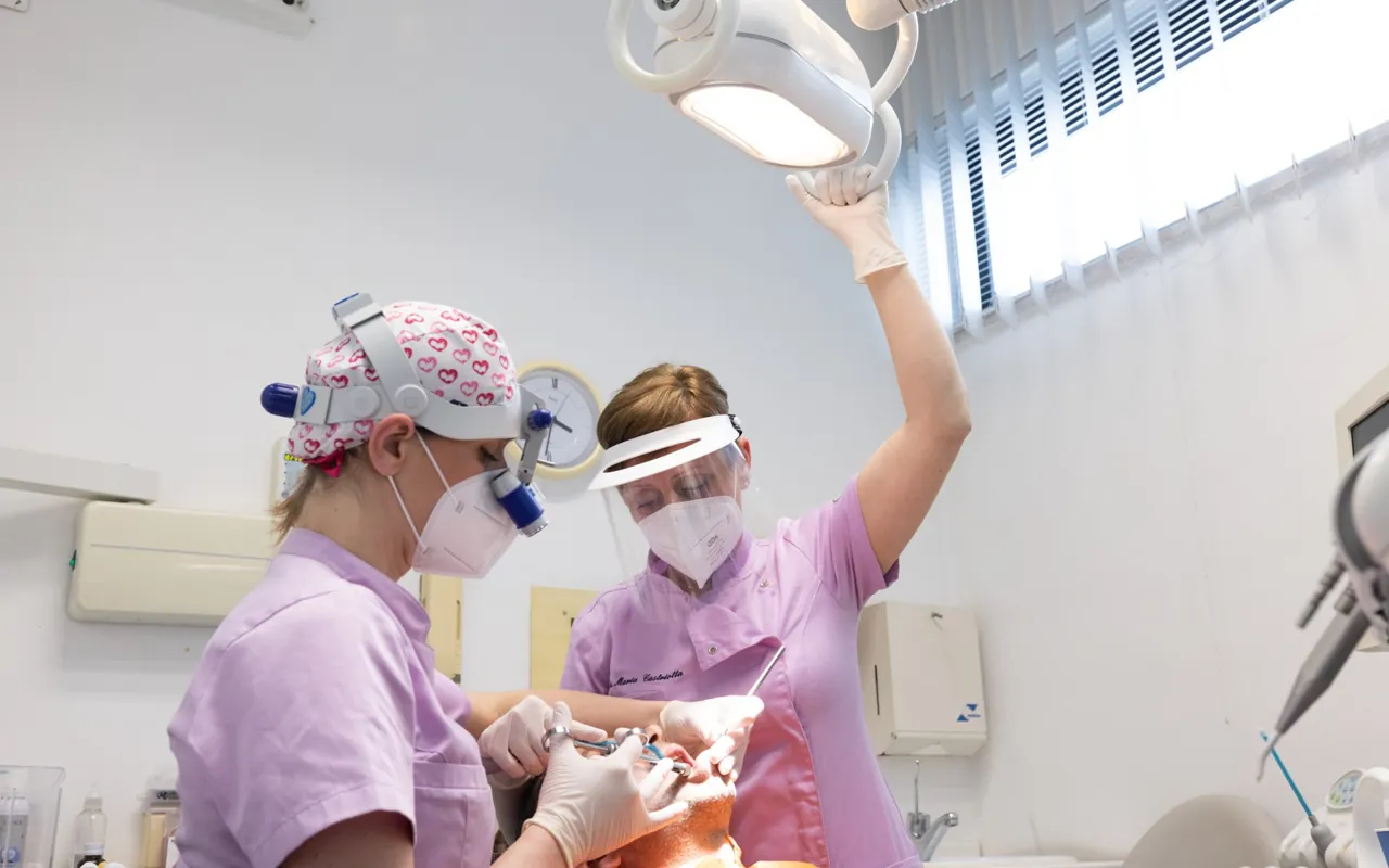Una seduta nella sala operativa dello studio di Via Posarelli