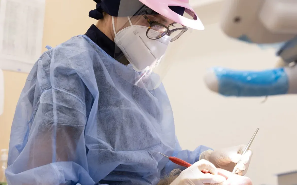 Una seduta di igiene dentale nello studio di Castelfranco di Sotto