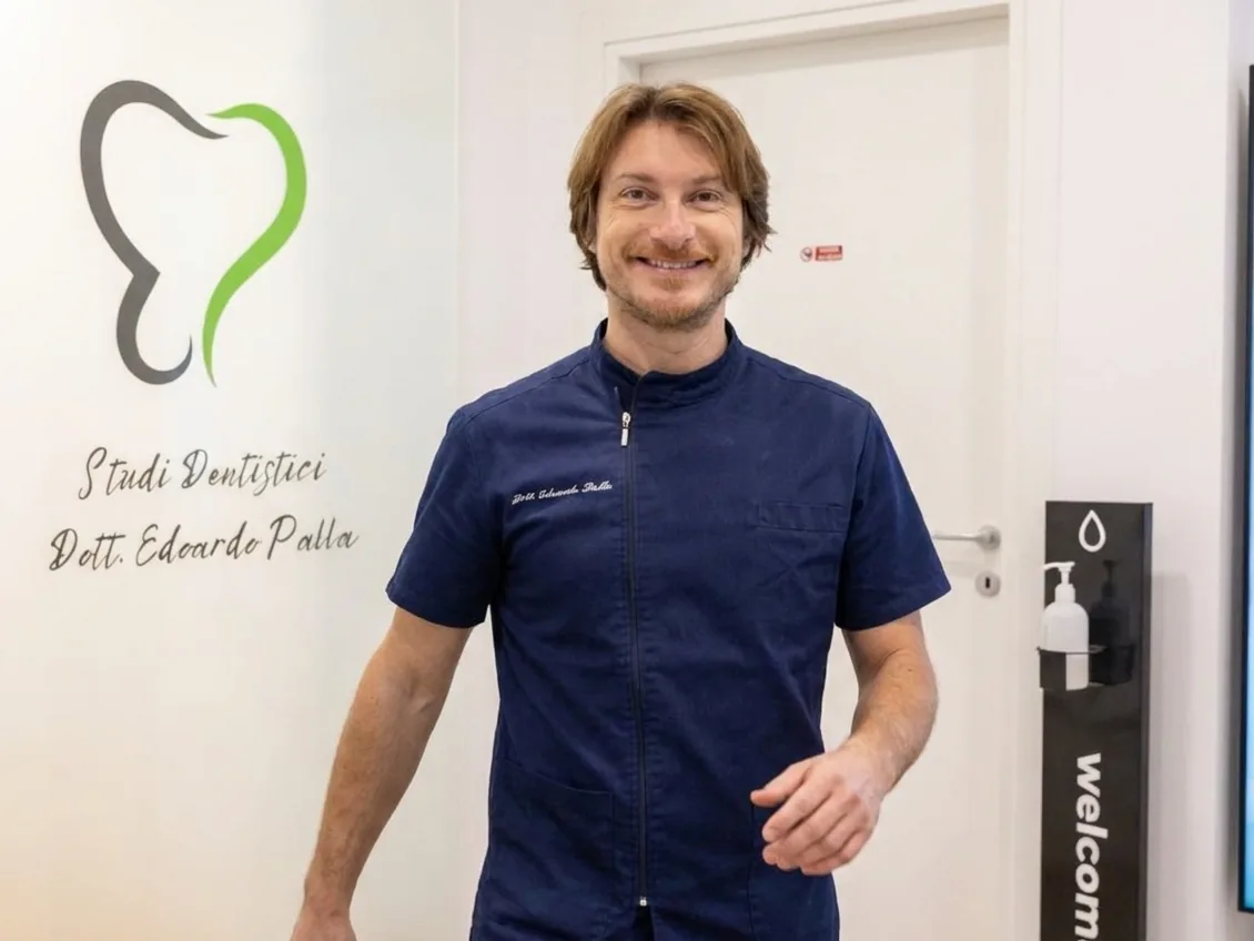 Il Dott. Edoardo Palla viene incontro nell'ingresso dello studio dentistico di Castelfranco di Sotto