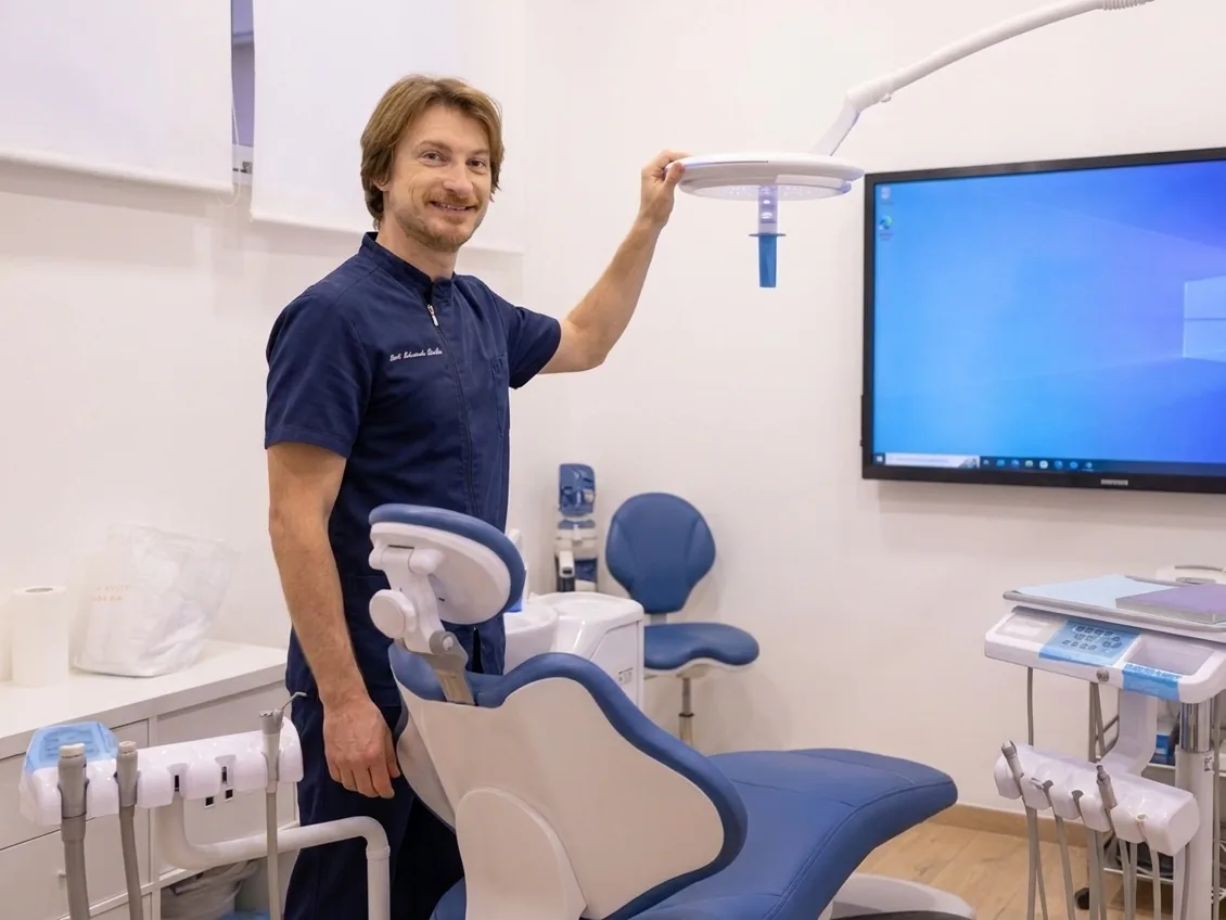 Il Dott. Edoardo Palla orienta il monitor accanto al riunito