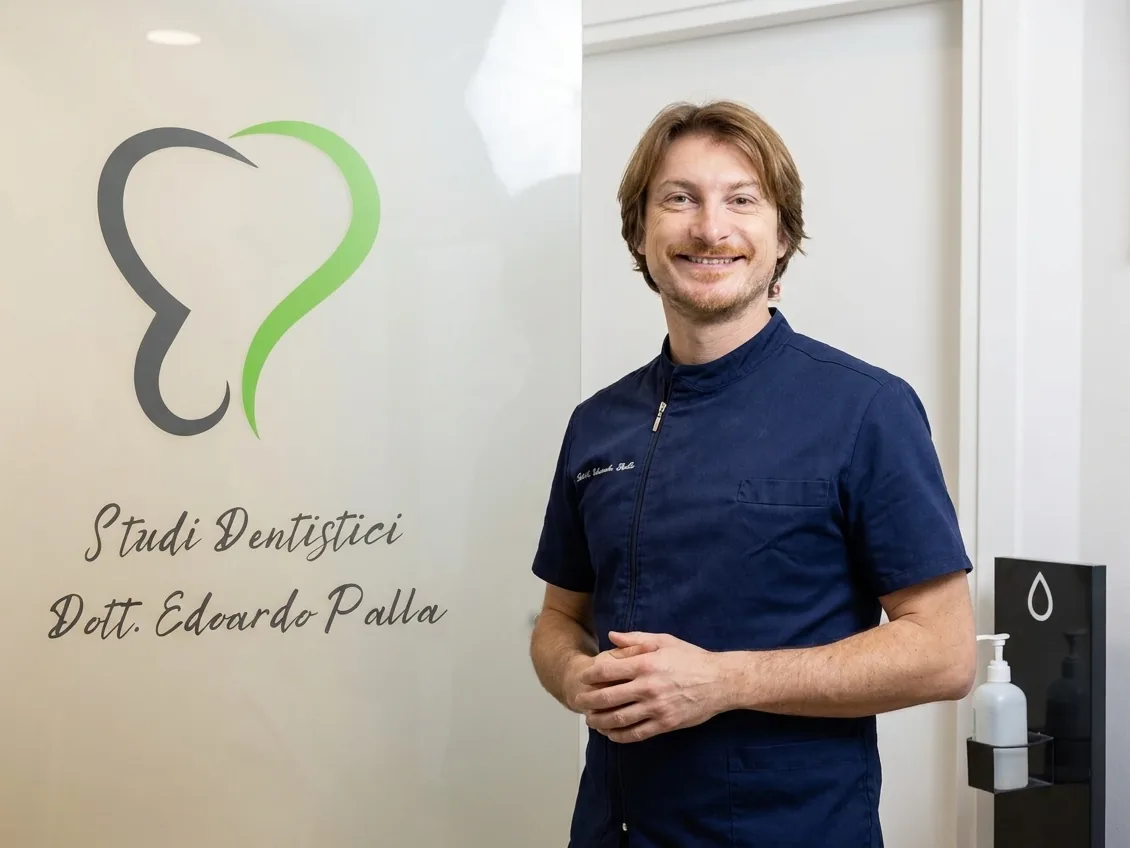 Il Dott. Edoardo Palla davanti alla porta dello studio dentistico di Castelfranco di Sotto