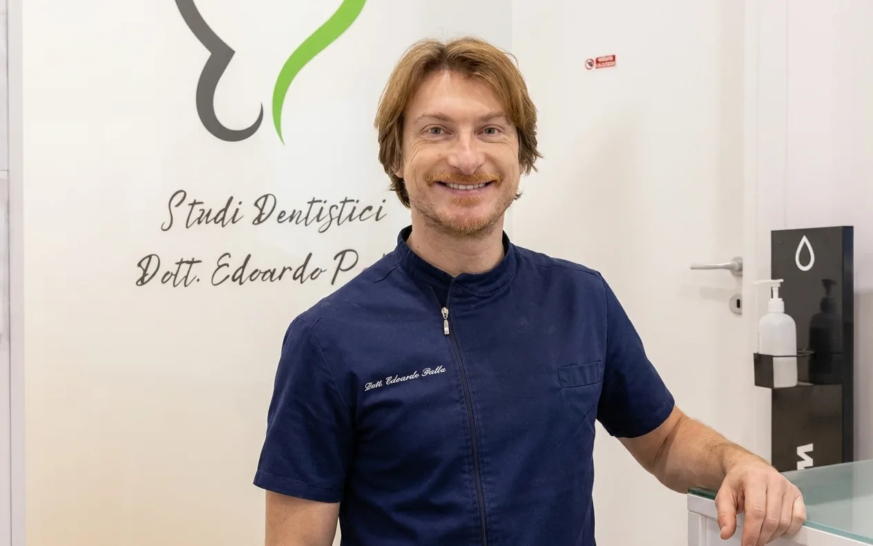 Il Dott. Edoardo Palla nella zona d'ingresso dello studio dentistico di Castelfranco di Sotto