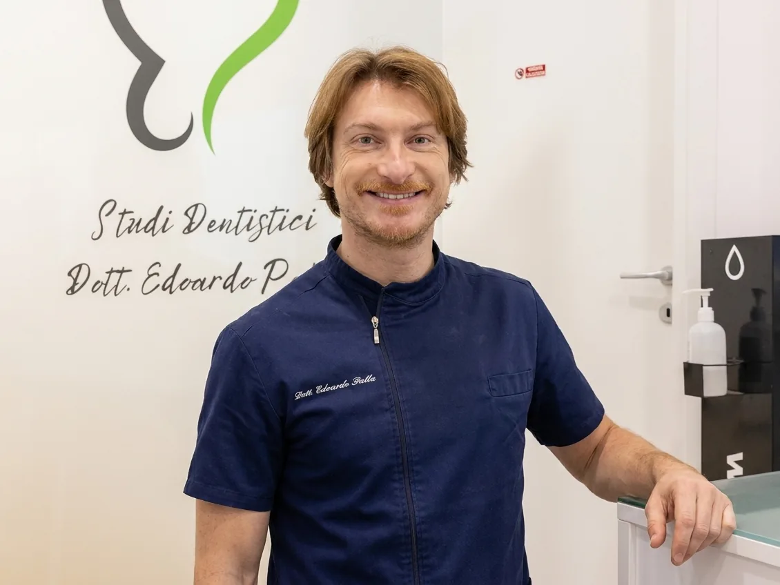 Il Dott. Edoardo Palla nella zona d'ingresso dello studio dentistico di Castelfranco di Sotto