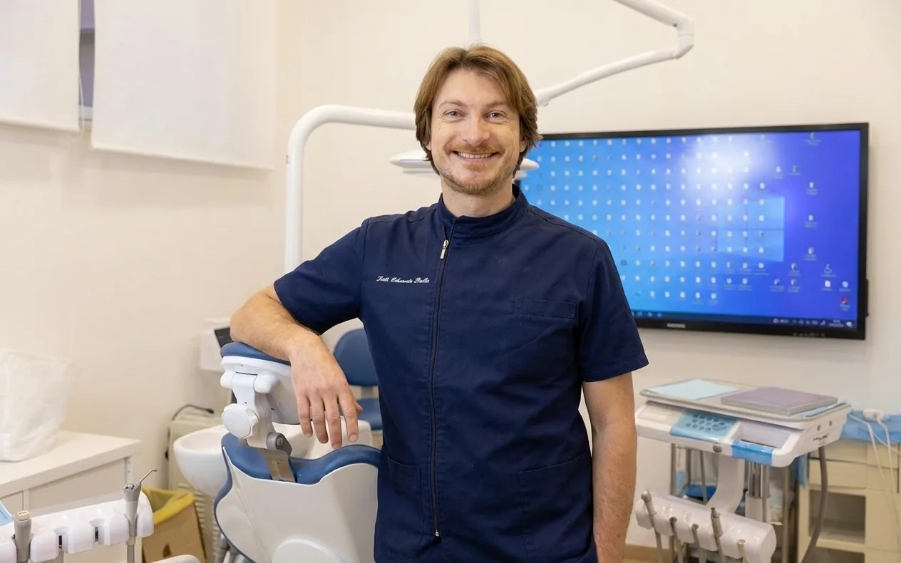Il Dott. Edoardo Palla accanto al riunito nella sala operativa dello studio di Via Posarelli