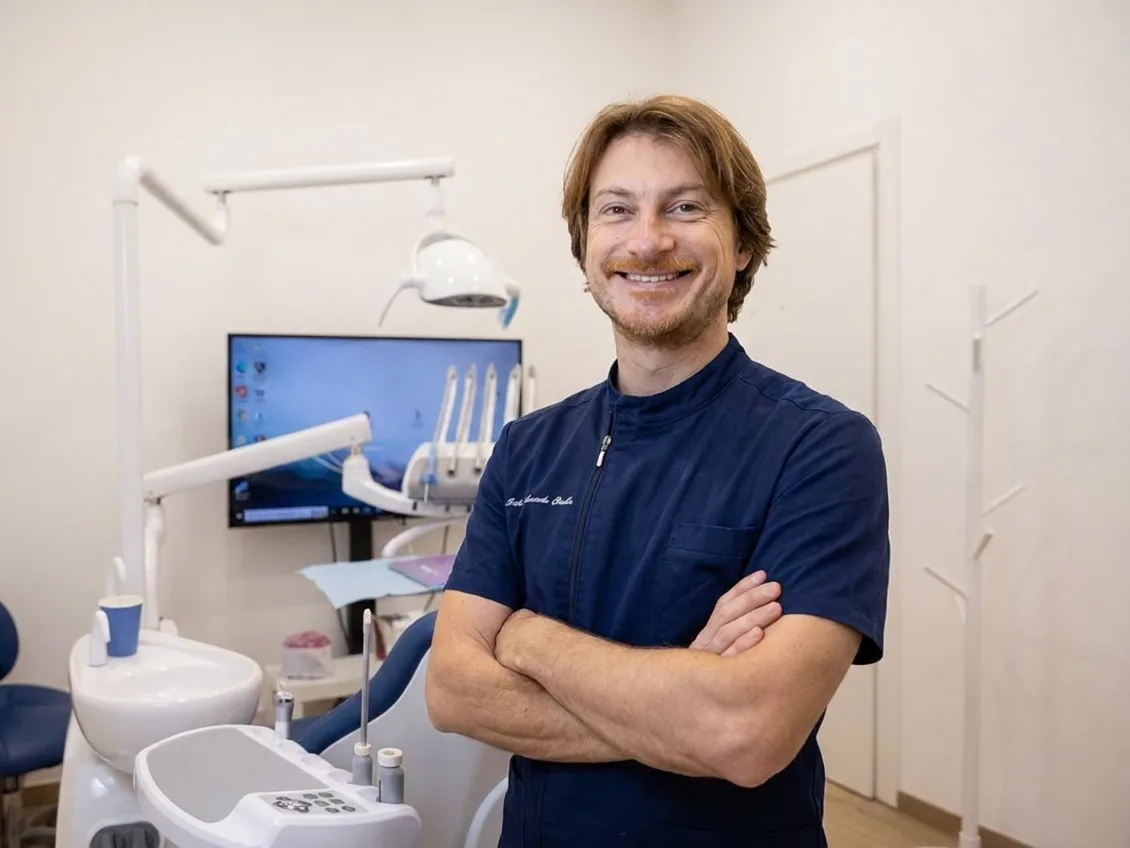Il Dott. Edoardo Palla, dentista a Castelfranco di Sotto, nello studio di Via Posarelli