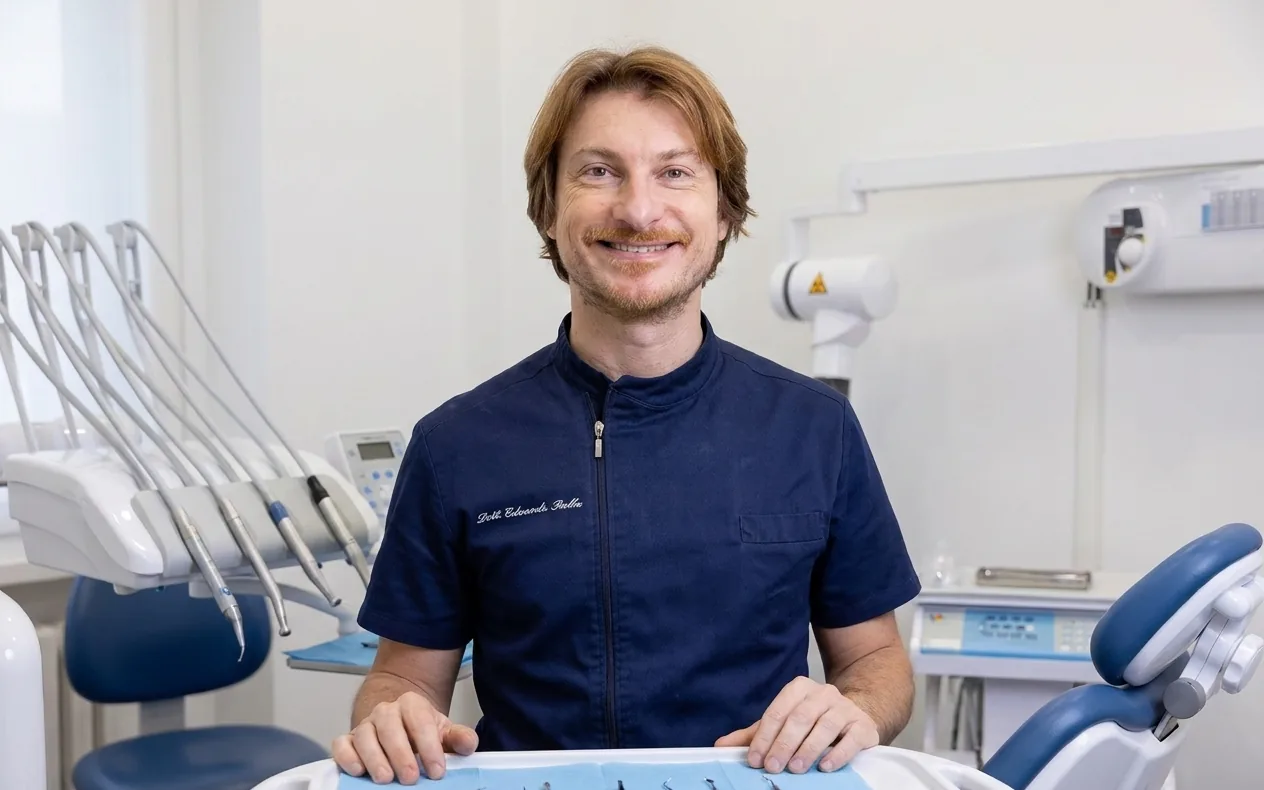 Il Dott. Edoardo Palla dietro il vassoio degli strumenti del riunito