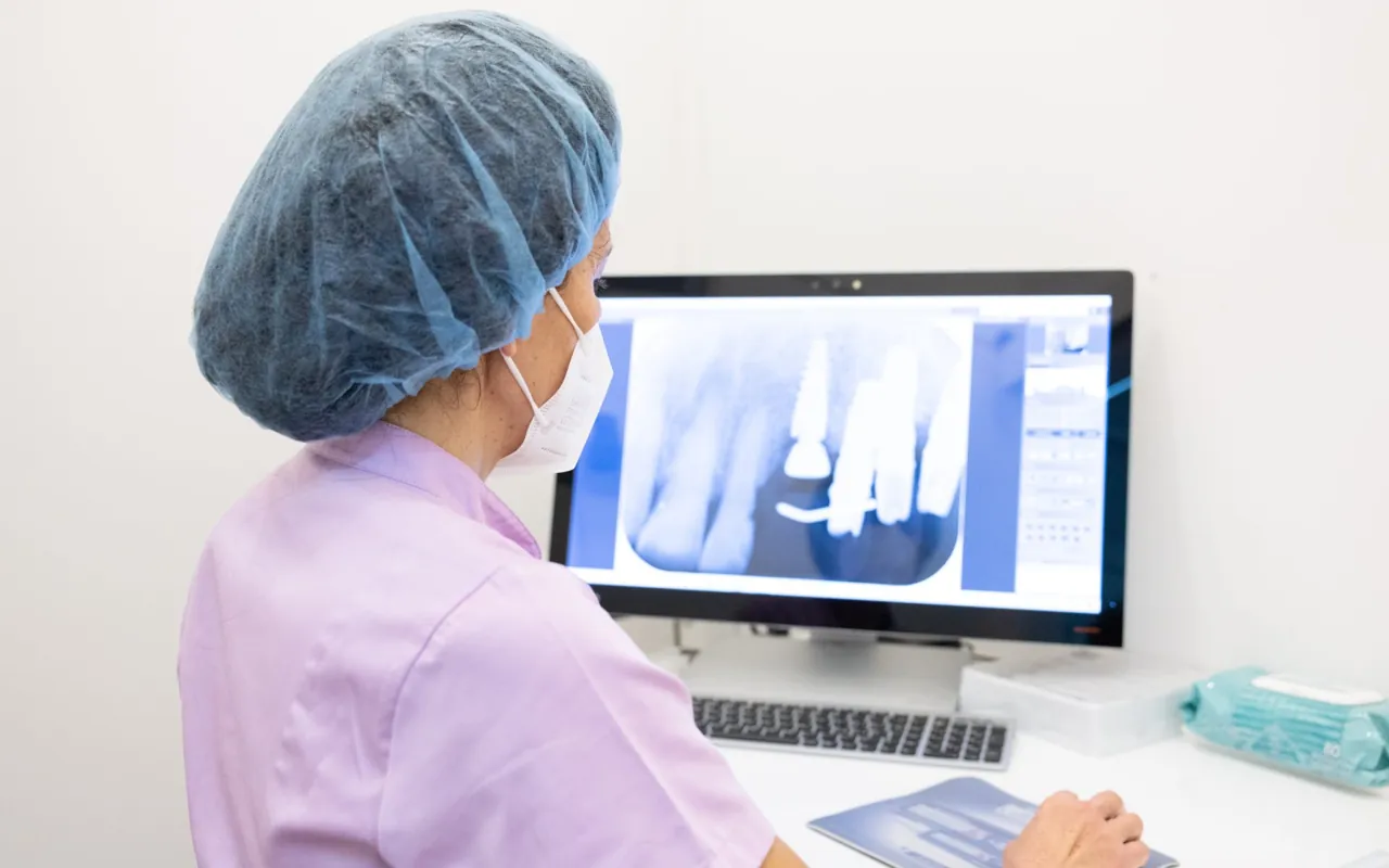 La lettura di una radiografia al monitor nello studio di Castelfranco di Sotto