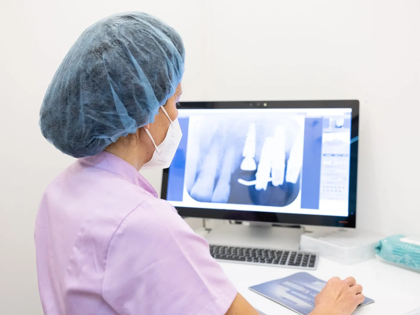 La lettura di una radiografia al monitor nello studio di Castelfranco di Sotto