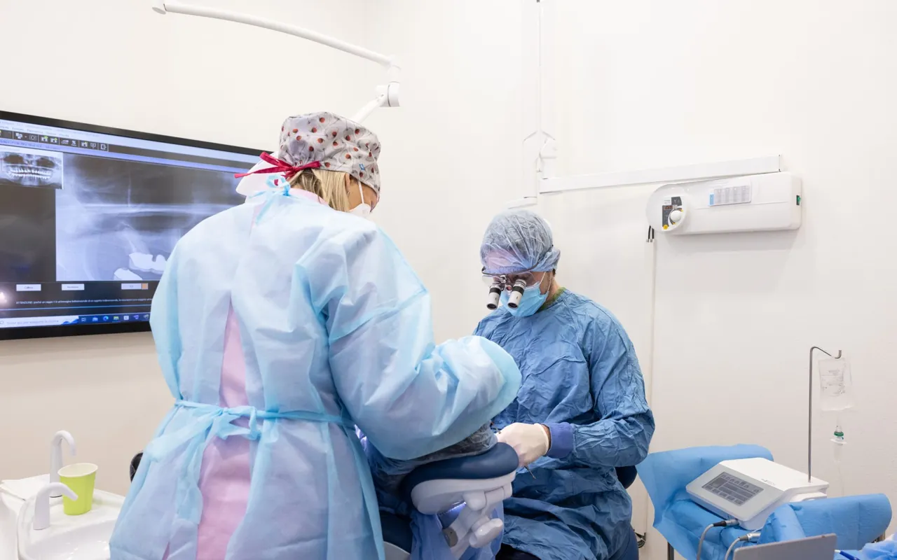 Un medico e un'assistente dello studio di Castelfranco di Sotto leggono una radiografia al monitor