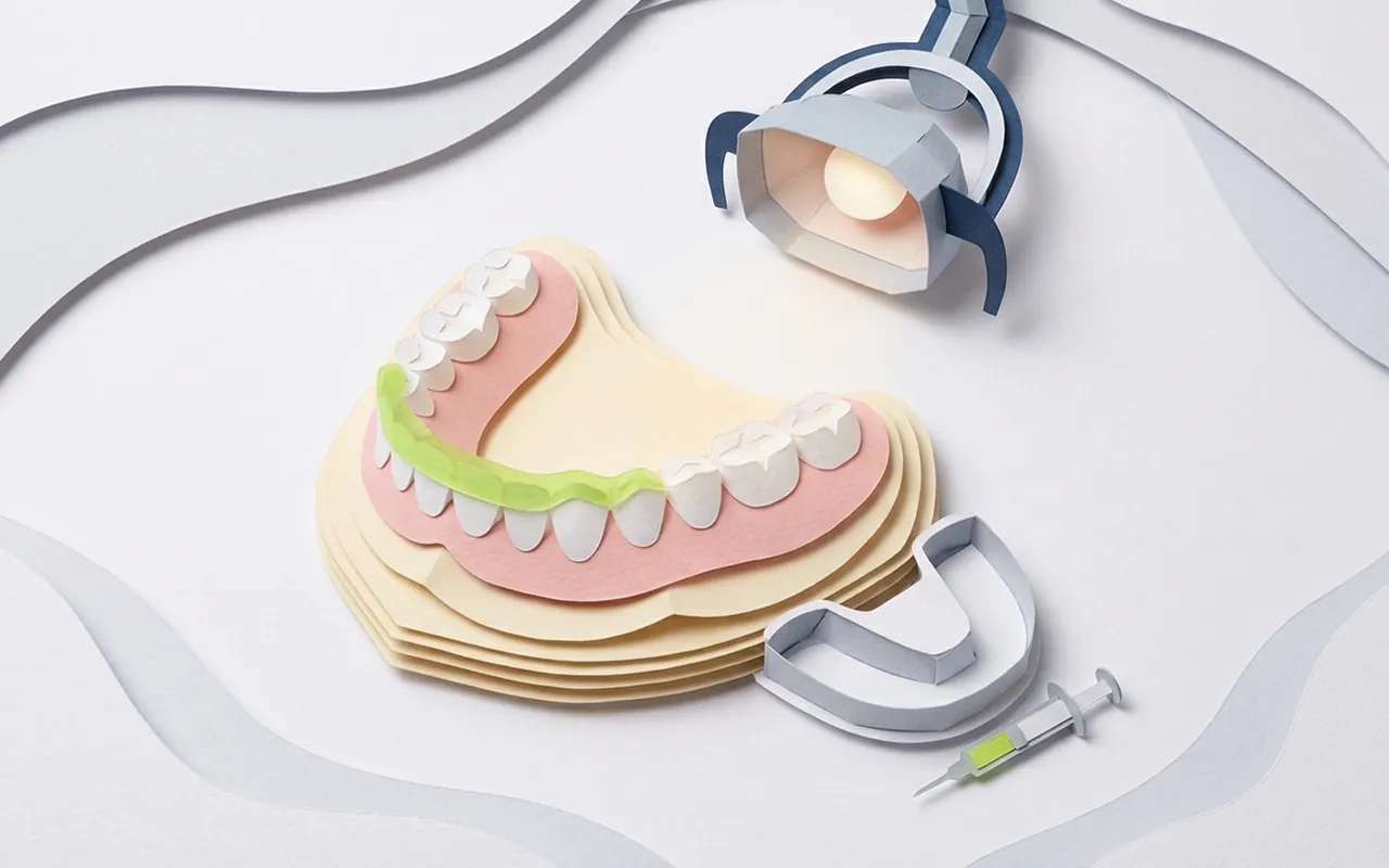 Sorriso osservato allo specchietto durante il controllo delle macchie bianche sui denti